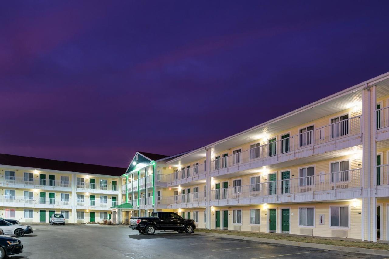 Hometowne Studios By Red Roof Kansas City - Worlds Of Fun ภายนอก รูปภาพ
